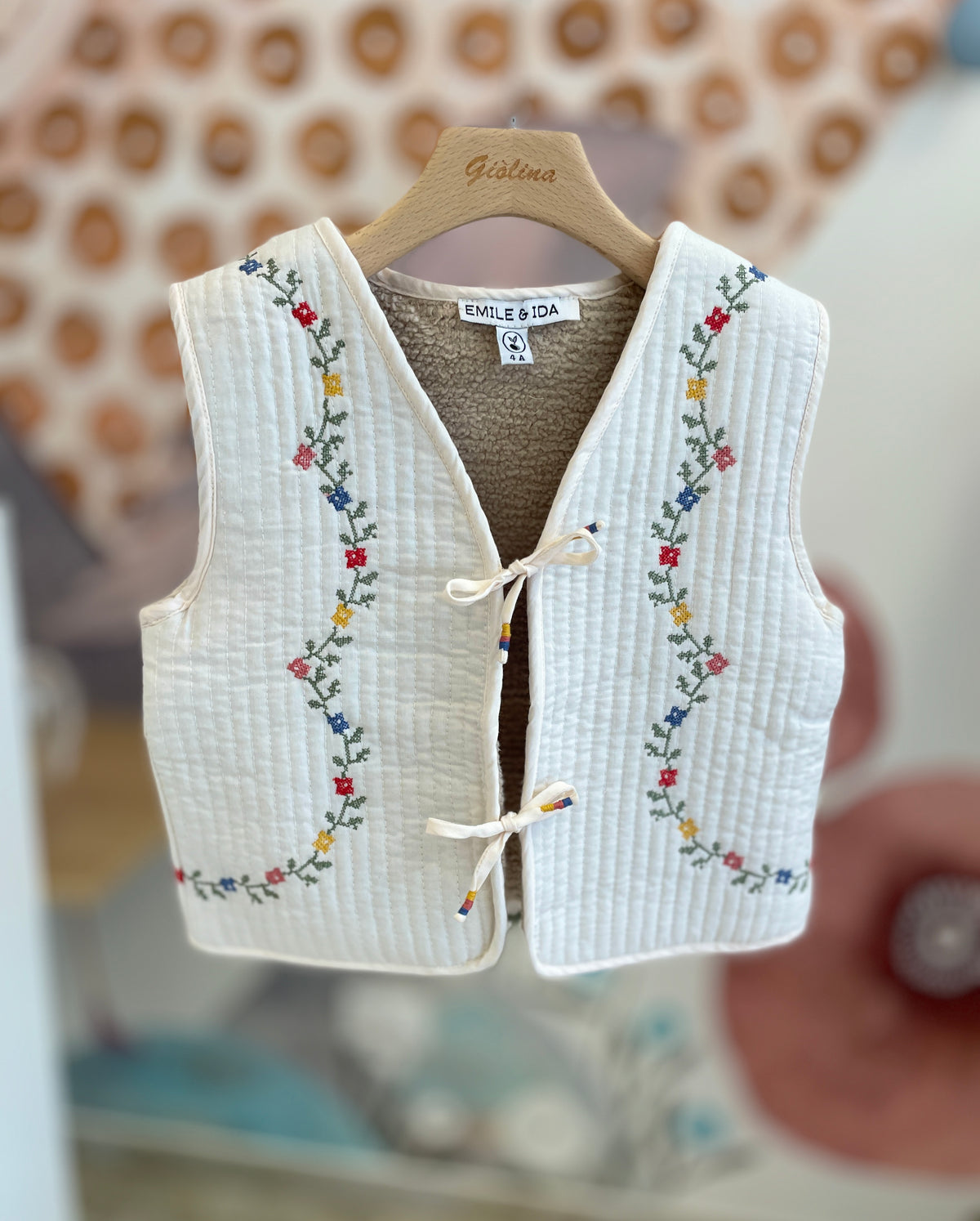 Gilet ricamato reversibile con blusa e pantalone in velluto a vita alta