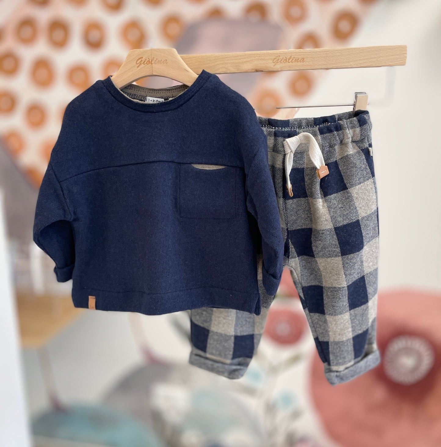 Felpina girocollo con taschino e pantalone check