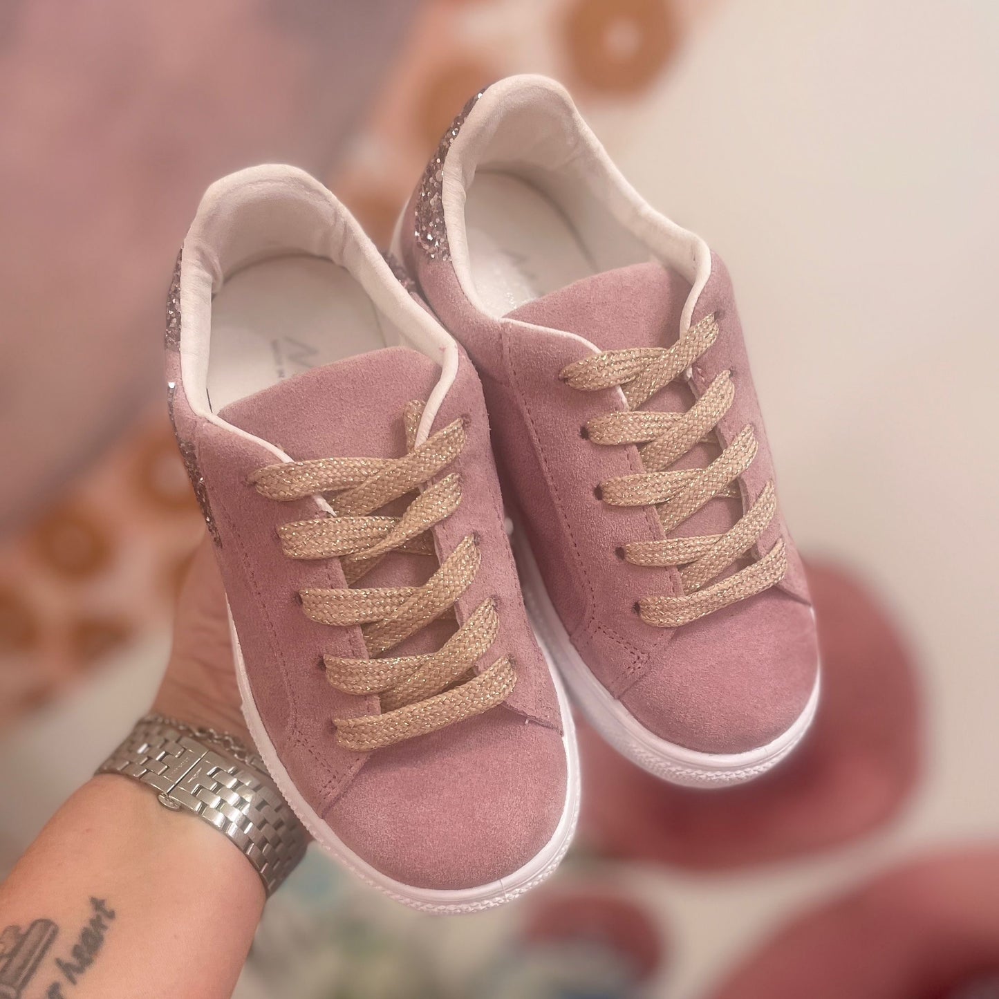 Sneakers rosa scamosciata con stella glitter