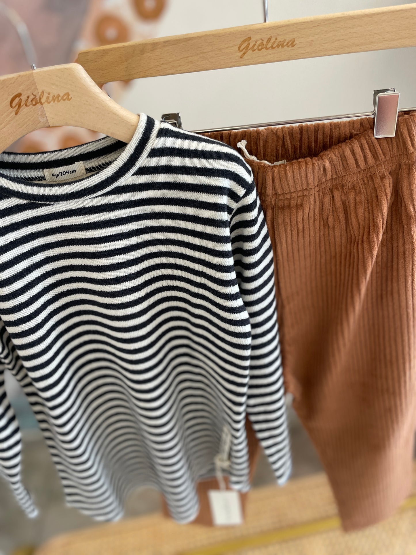 Maglia in caldo cotone rigata panna/antracite e pantalone in velluto a coste biscotto