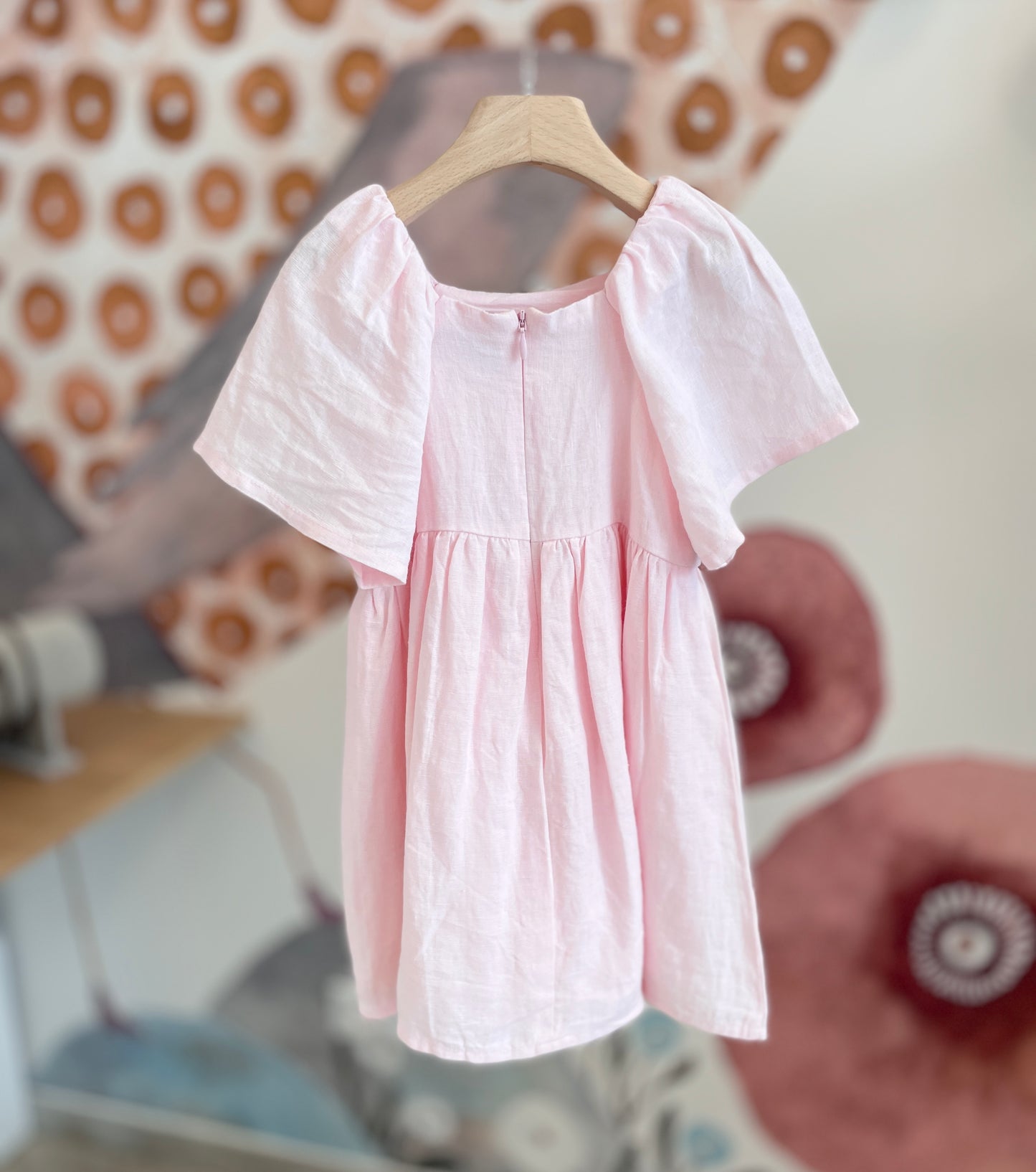 Abito rosa tenue in cotone e lino impreziosito da ricami