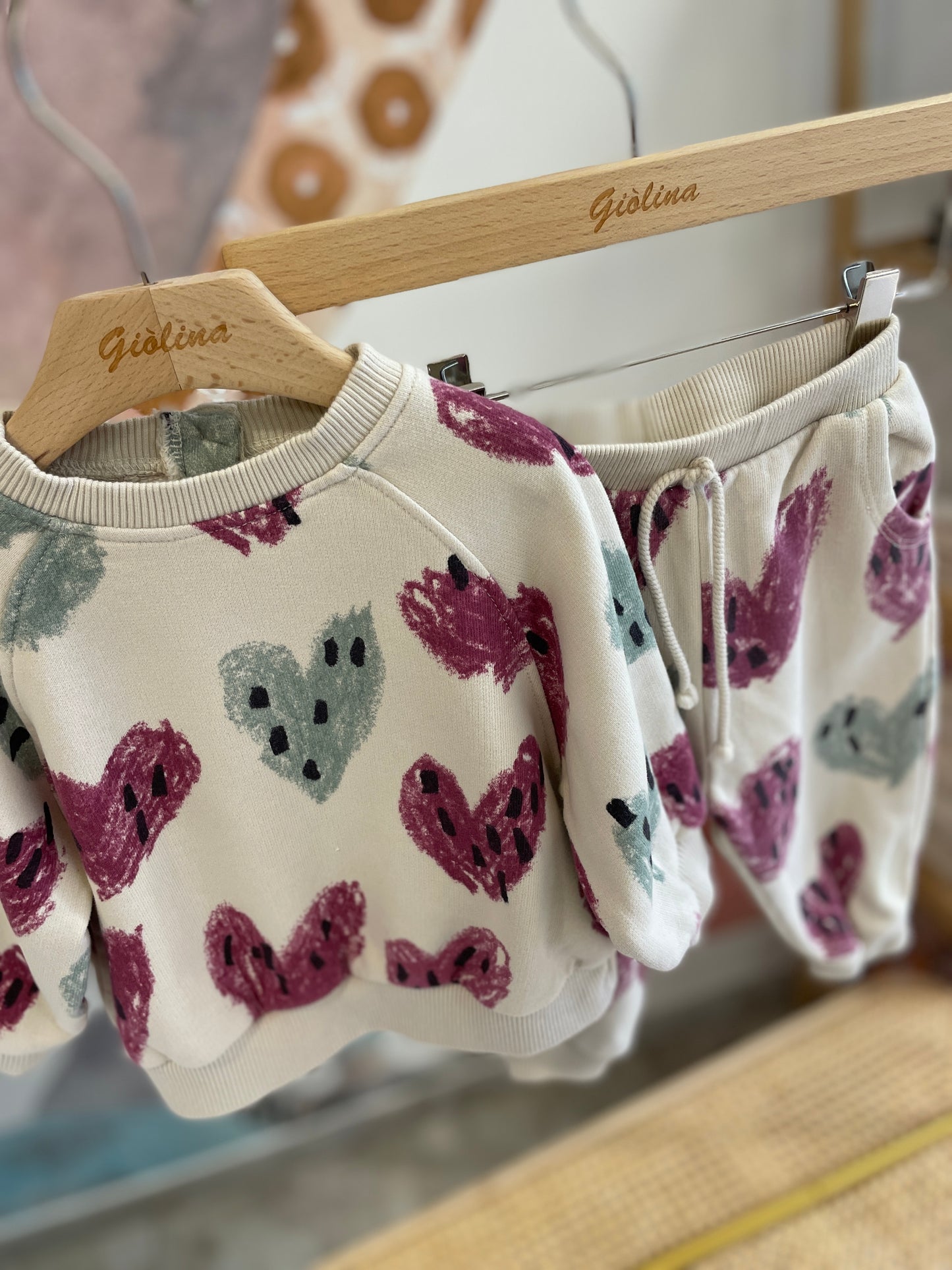 Completo sportivo  felpa e pantalone con stampa cuori