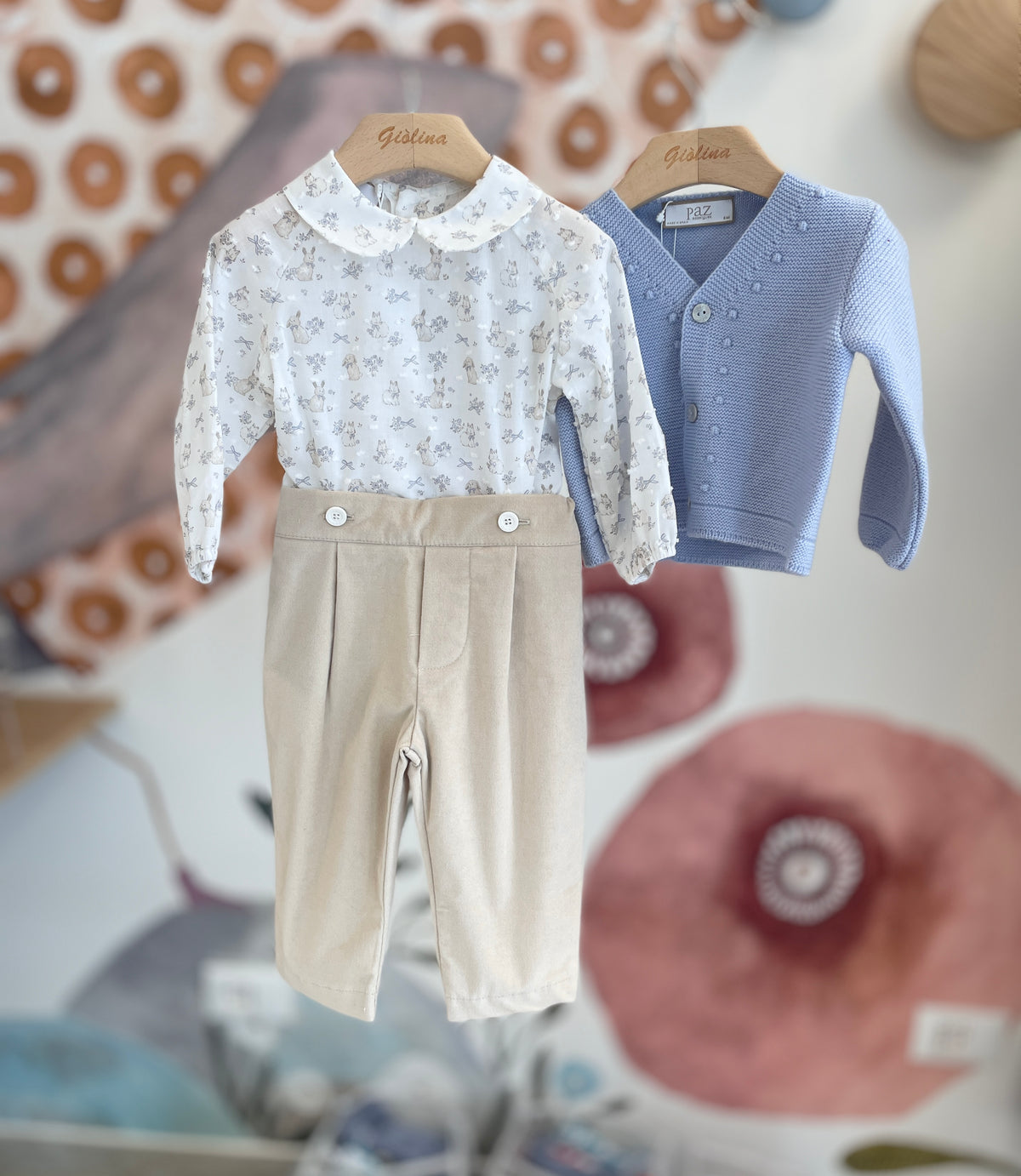 Completo baby con camicia in plumetis e pantalone in velluto. Cardigan azzurro polvere