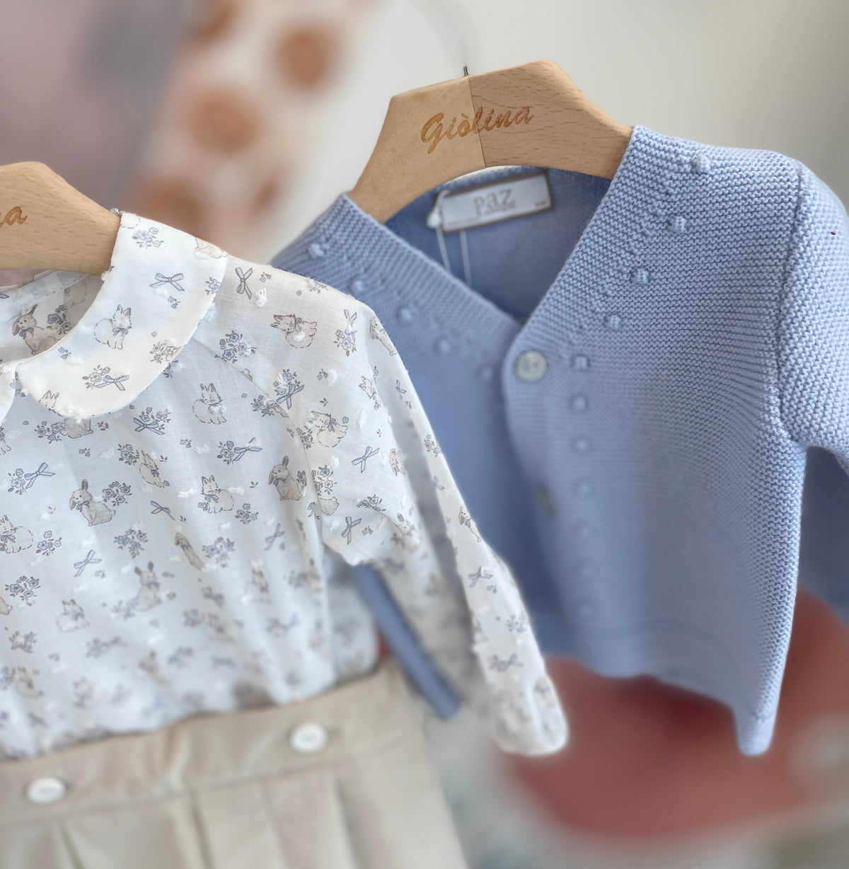 Completo baby con camicia in plumetis e pantalone in velluto. Cardigan azzurro polvere