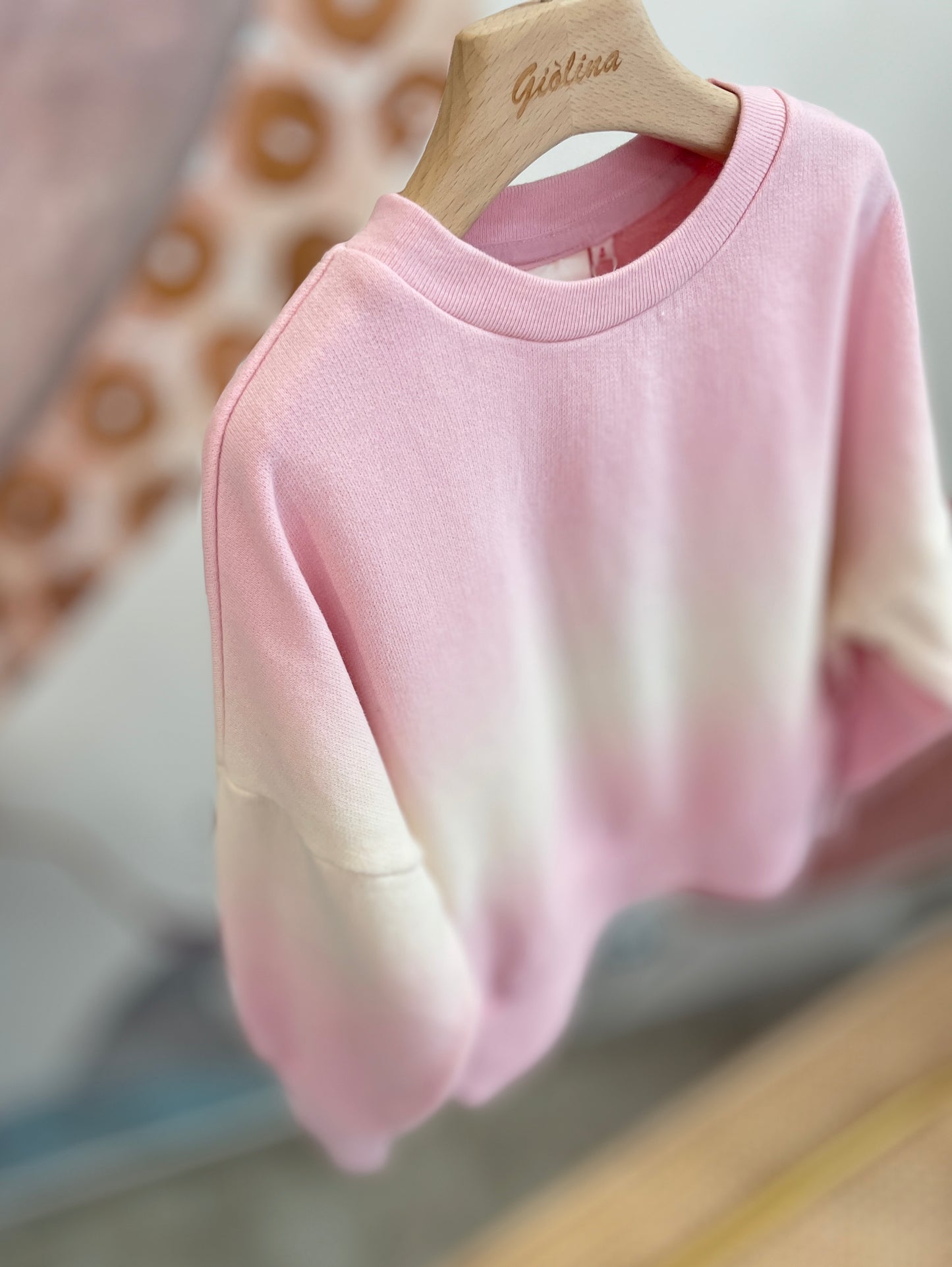 Top a costine con felpina crop tie-dye e gonna rigata