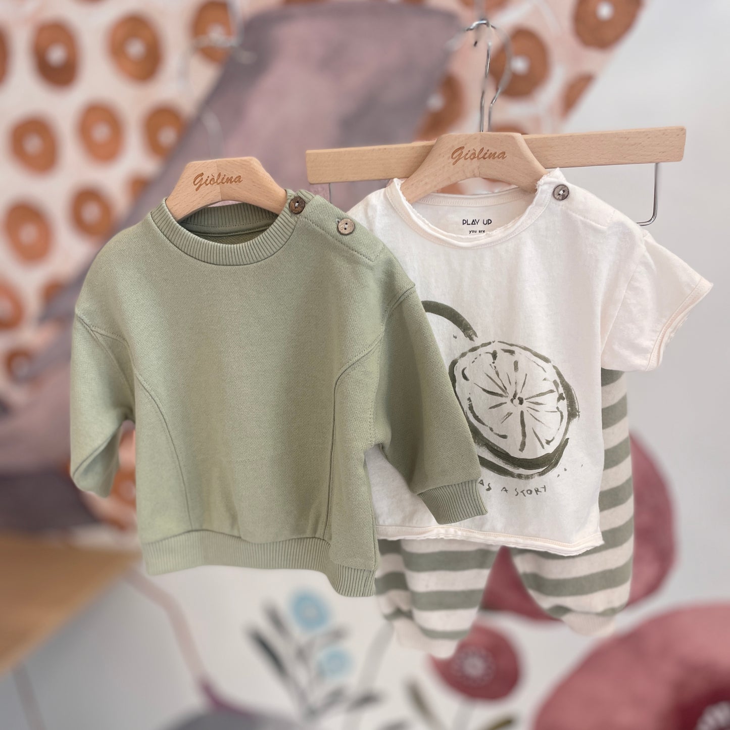 T-shirt stampa arancia con shorts verde