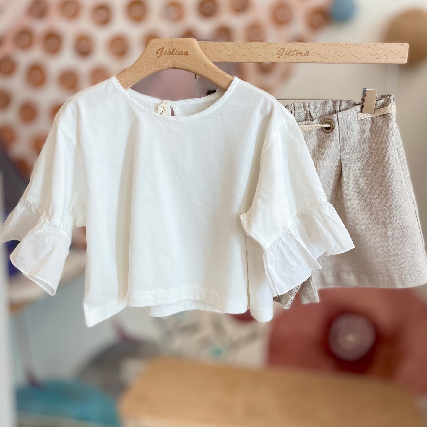 T-shirt con bermuda e cardigan smanicato