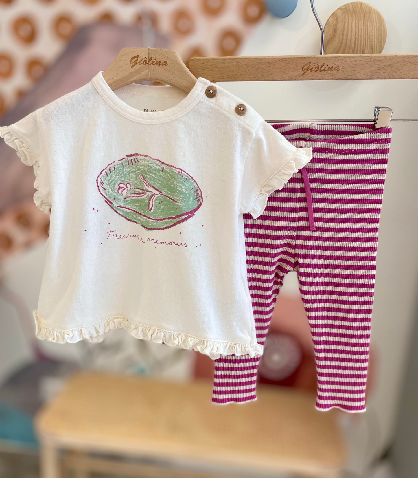 Completo t-shirt con leggings rigato e cardigan