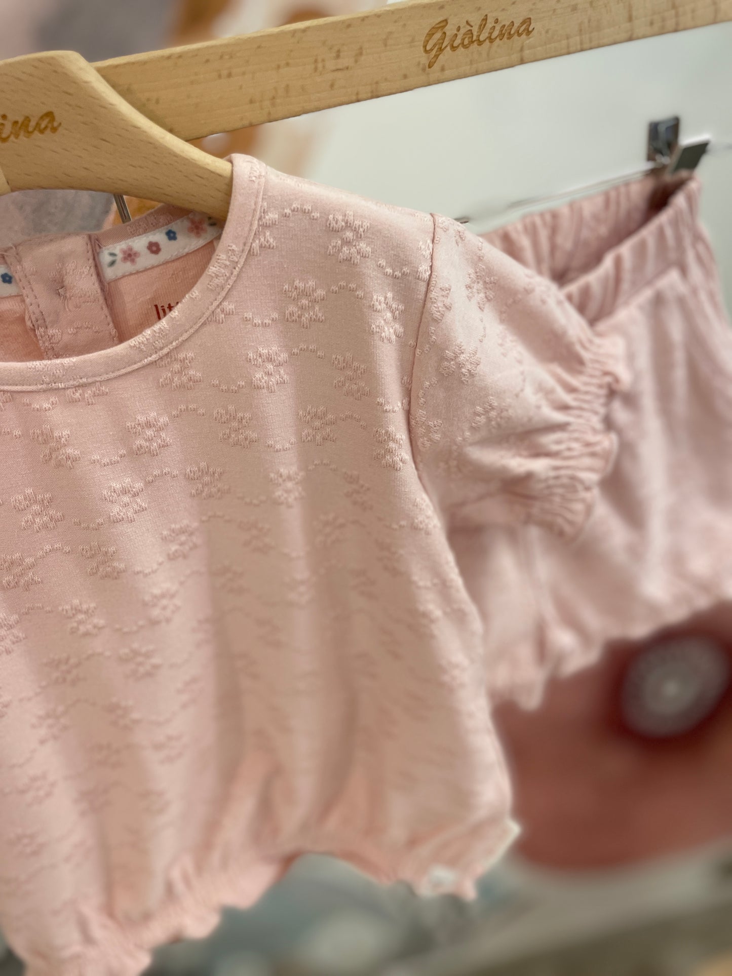 Completo maglia e pantaloncino rosa antico con ricamo in rilievo e maglietta rosa con petali applicati