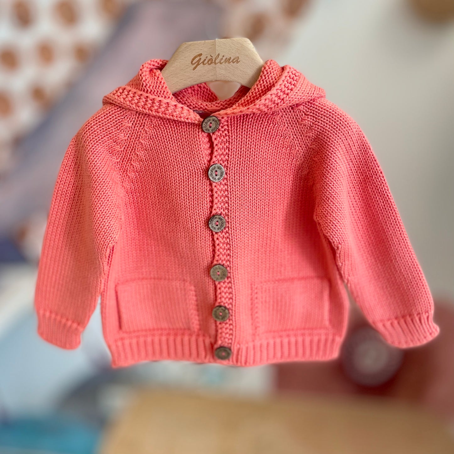Cardigan con bottoncini in legno e cappuccio