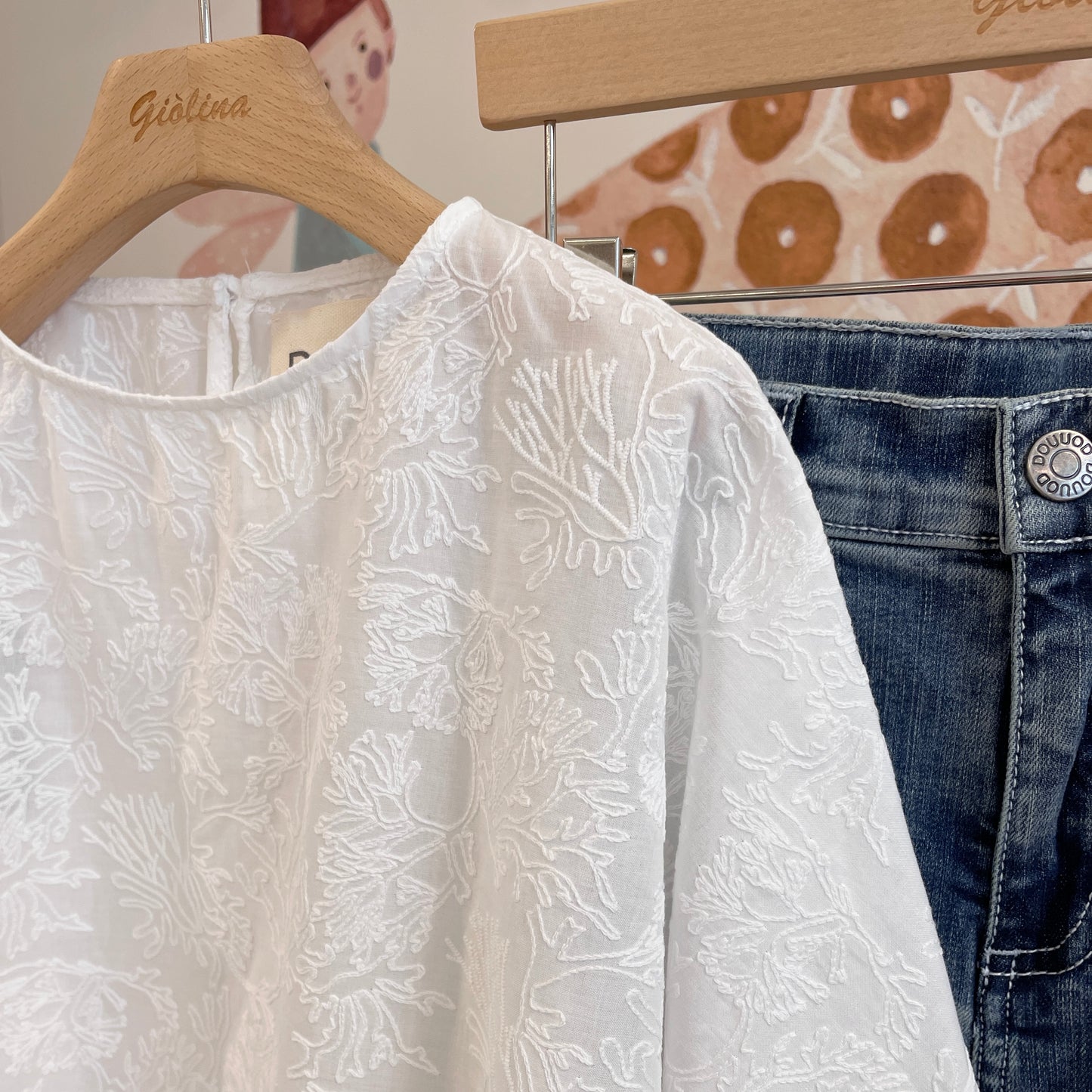 Giacca lavorata bianca con blusa ricamata e denim