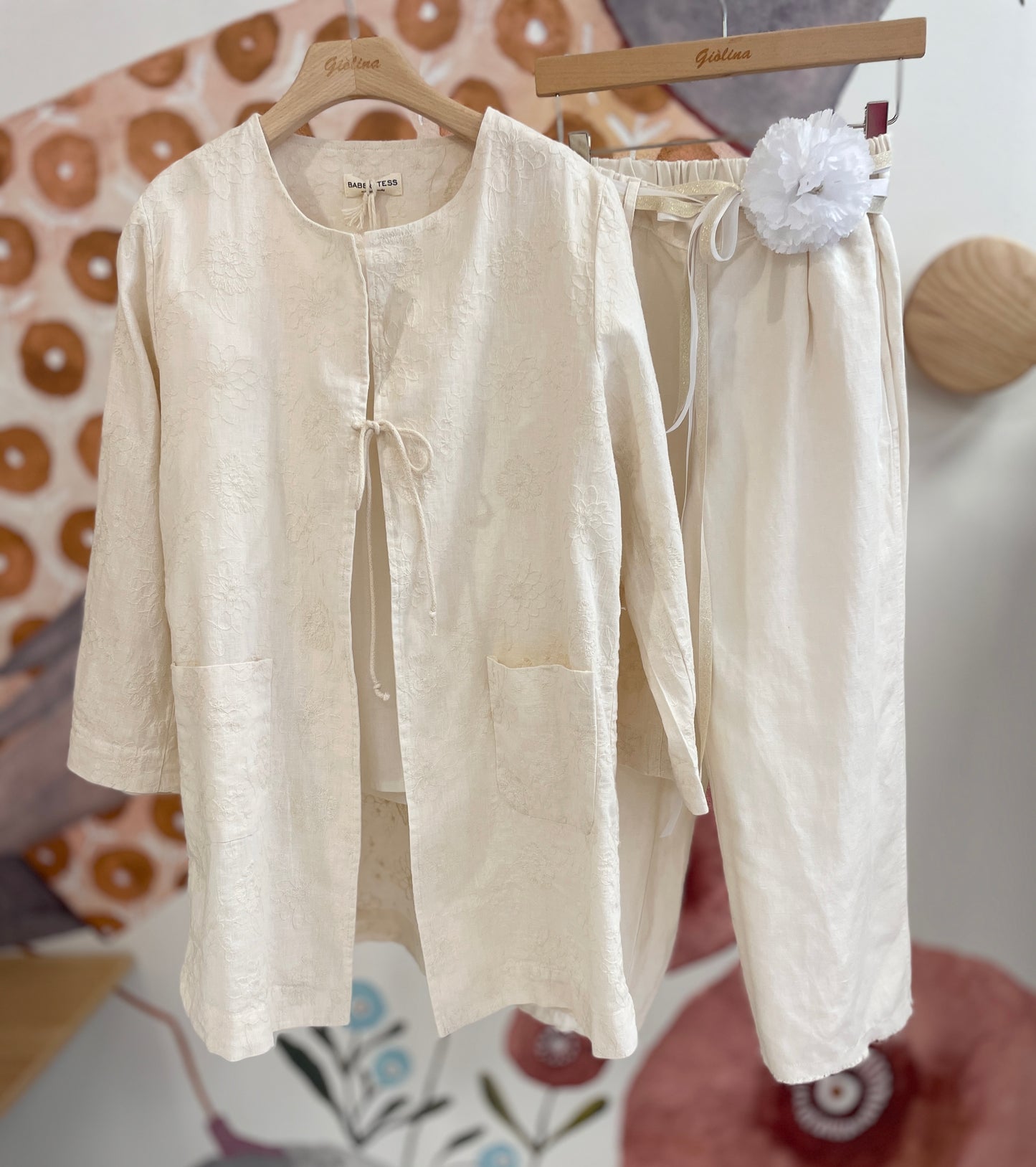 Camicia bon ton con kimono ricamato e pantalone sfrangiato