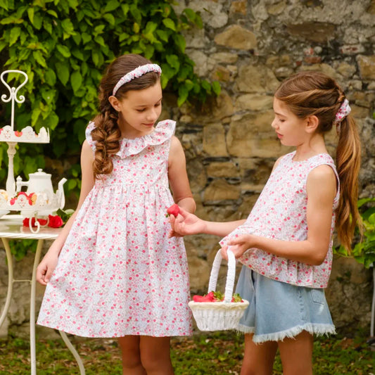 Abito fragoline e fiori e top incrociato con shorts denim