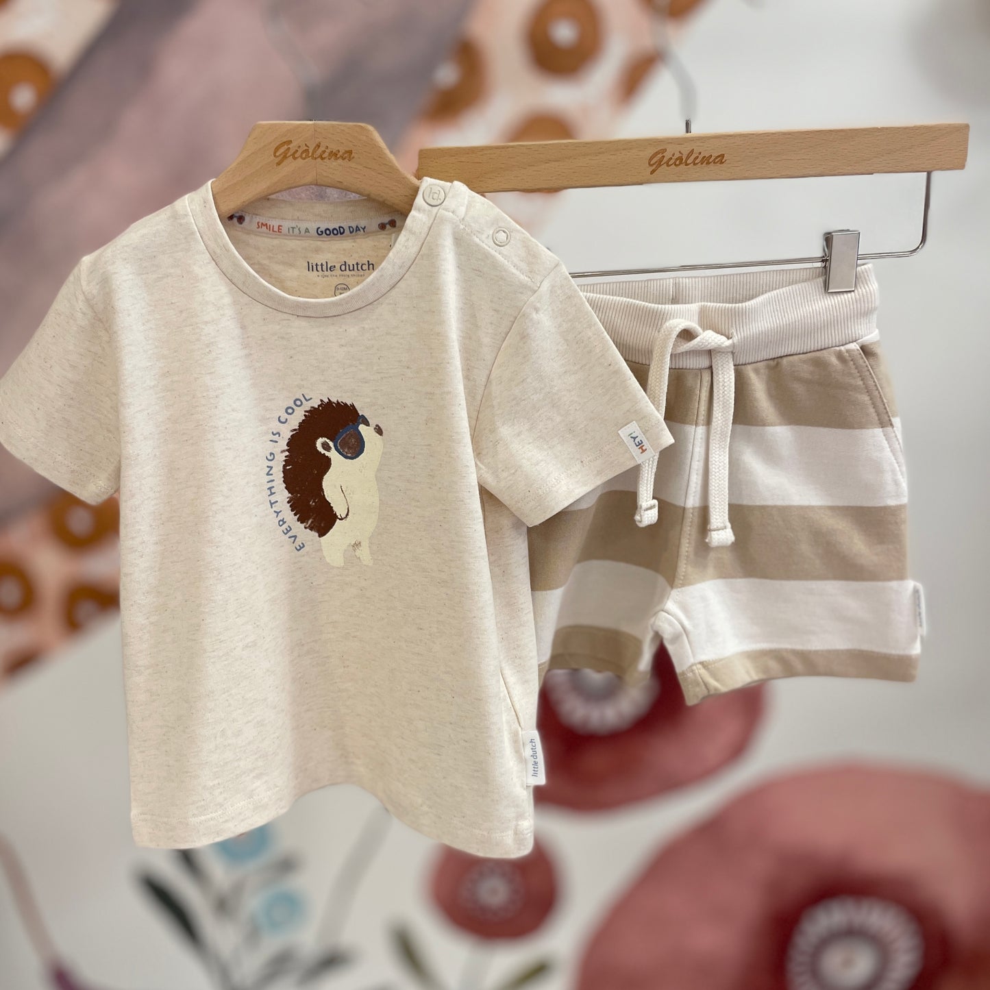Completo rigato in felpa garzata e scritta con ricamo in rilievo abbinato alla t-shirt con stampa riccio