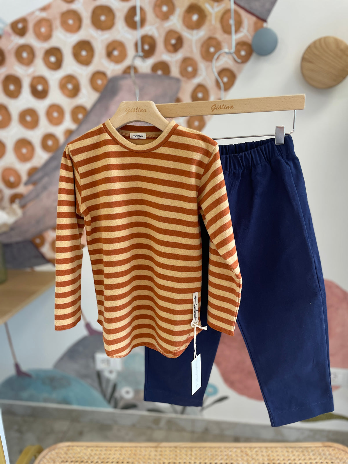 Maglie in caldo cotone e pantalone blu in denim baggy