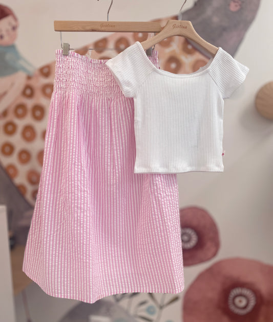 Top a costine con felpina crop tie-dye e gonna rigata