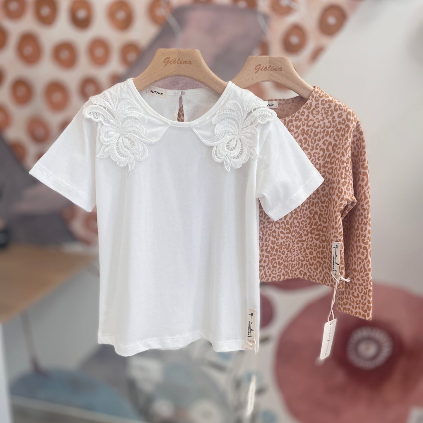 Cardigan maculato l, t-shirt bianca con collo ricamato e shorts check con volant