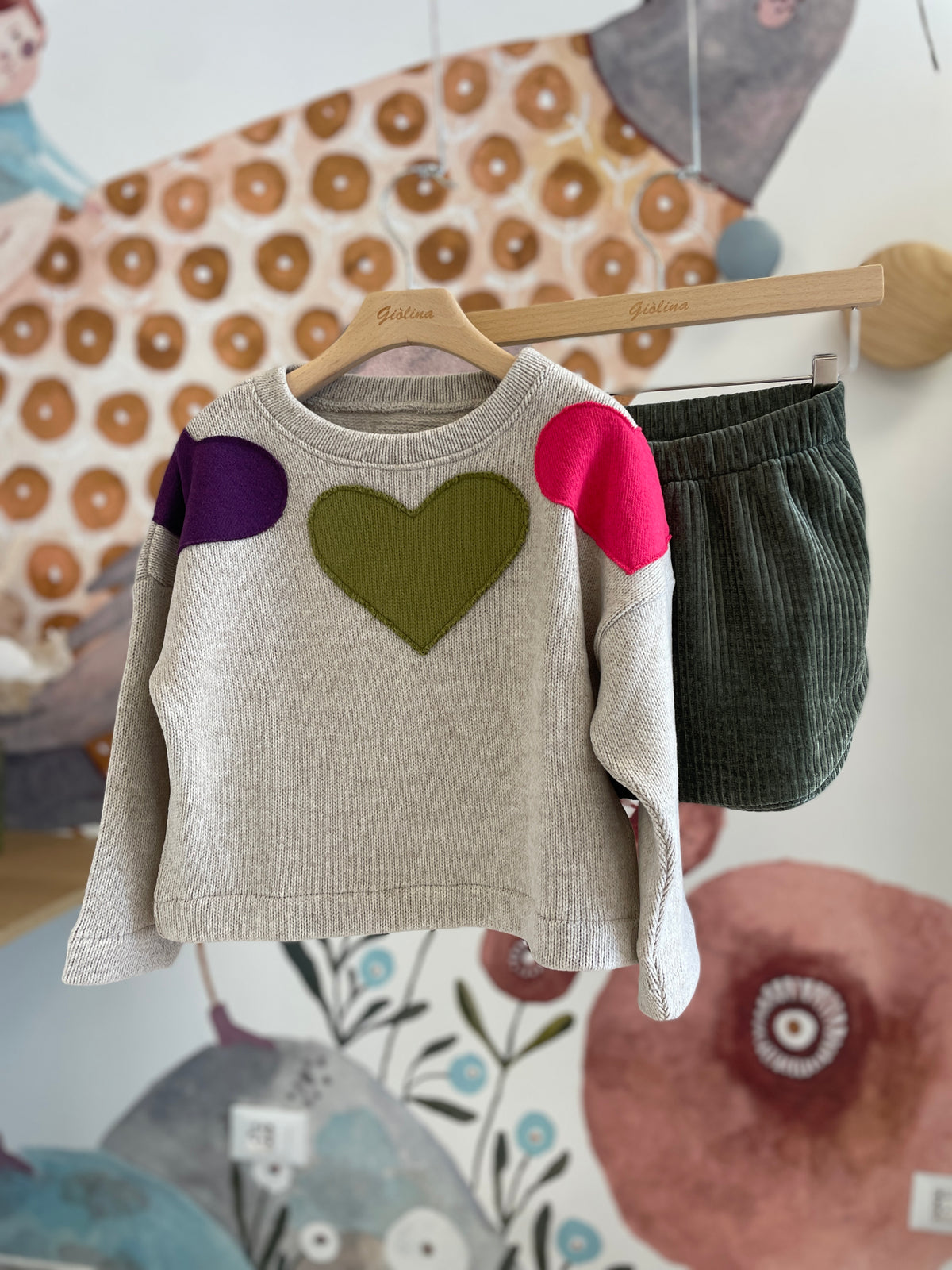 Maglia con cuori e minigonna in velluto a coste