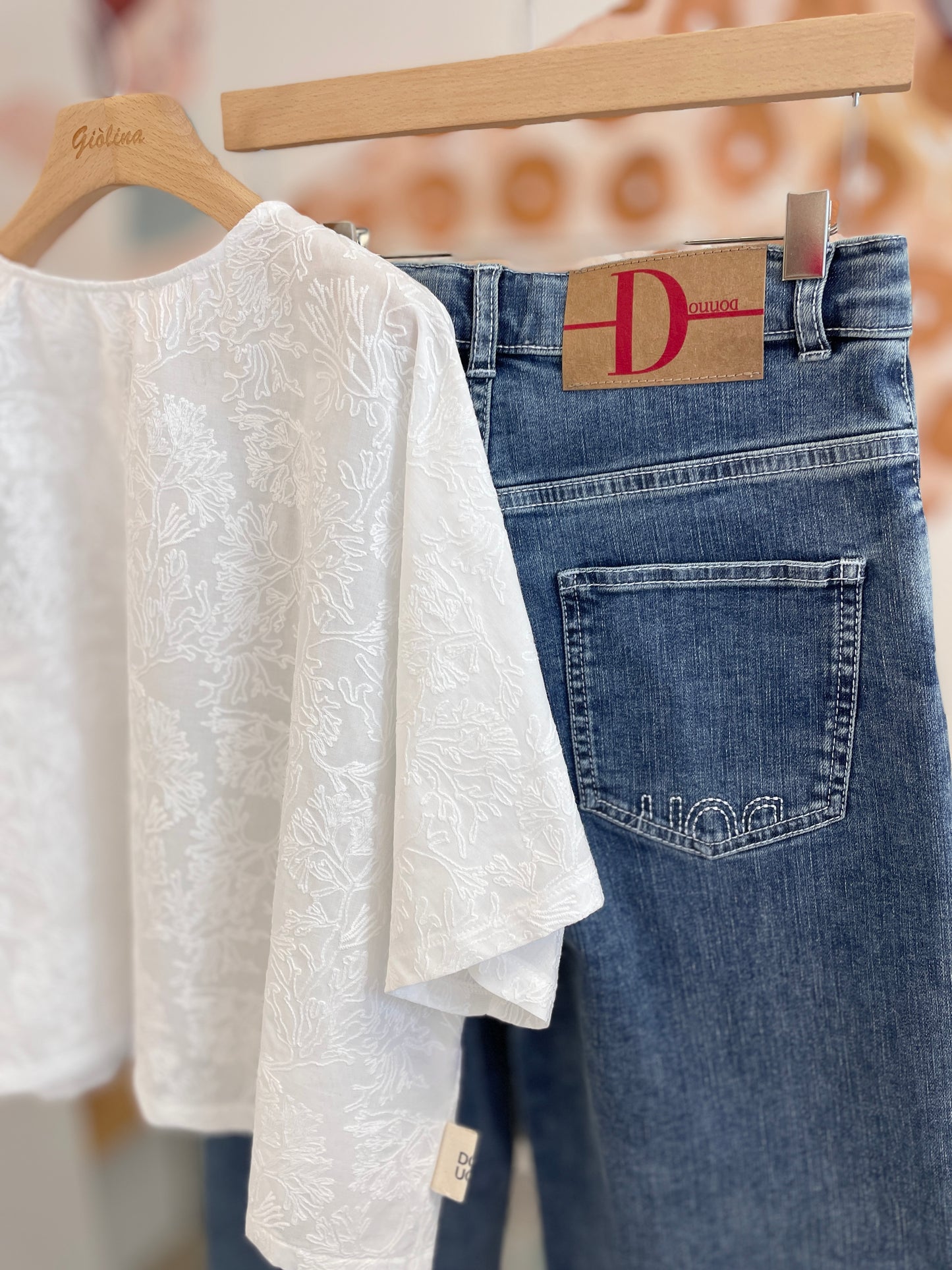 Giacca lavorata bianca con blusa ricamata e denim