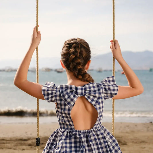 Abito vichy cut out e fiocco e t-shirt stampa spiaggia e shorts vichy