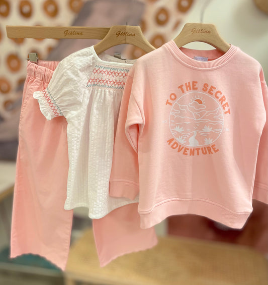 Blusa ricamata con pantalone rosa festonato e felpina