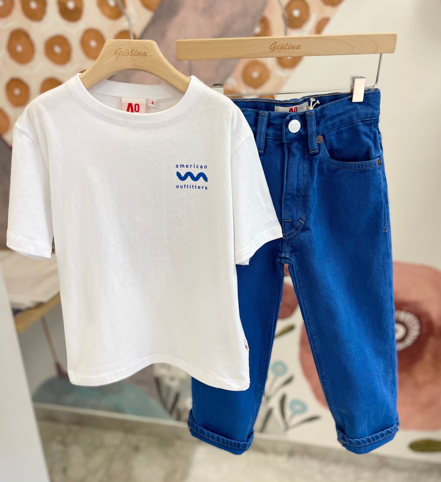 T-shirt con jeans bluette