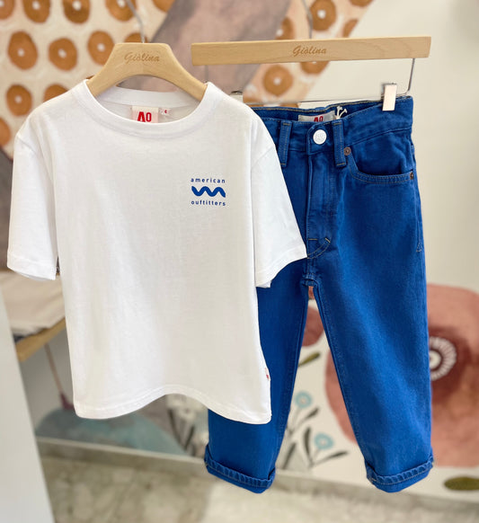T-shirt con jeans bluette