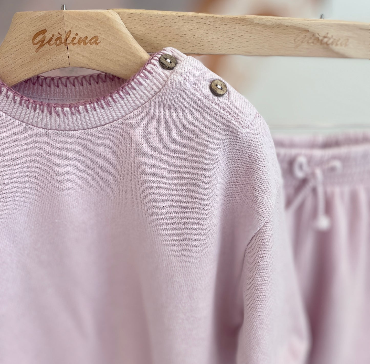Completo baby, felpa e pantalone lilla con dettaglio sul colletto
