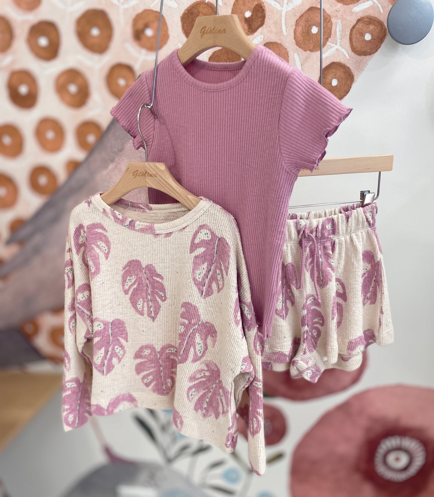 Felpa e shorts abbinati stampa foglie rosa e t-shirt lilla