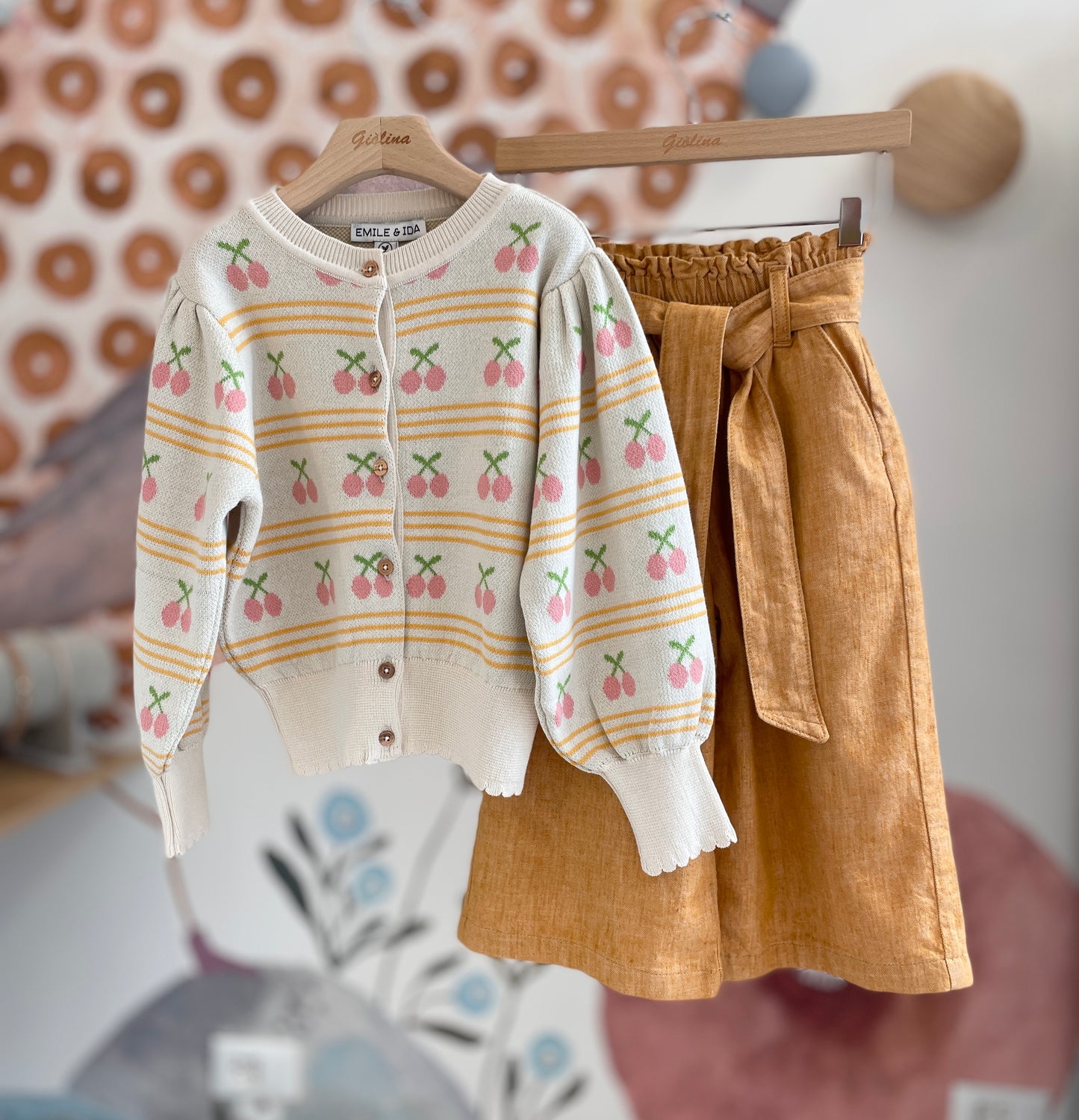 Top, pantalone largo con fusciacca, cardigan e giacchino crochet
