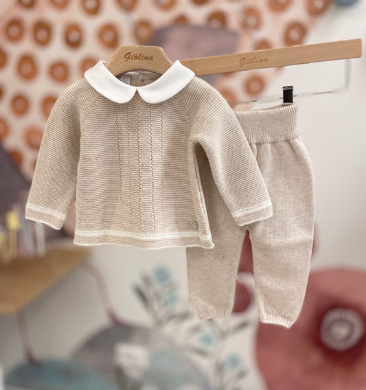 Completo in lana e cachemire beige con profili e colletto bianco.