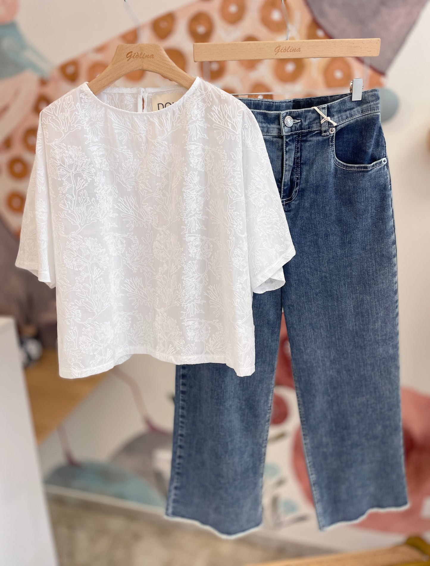 Giacca lavorata bianca con blusa ricamata e denim