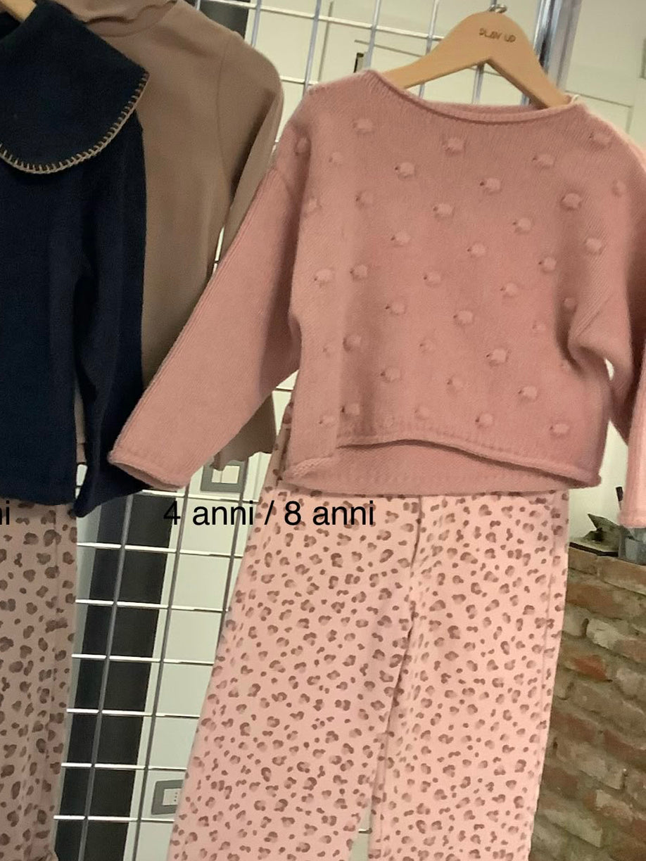 Pullover rosa con ponpon e pantalone in twill maculato rosa