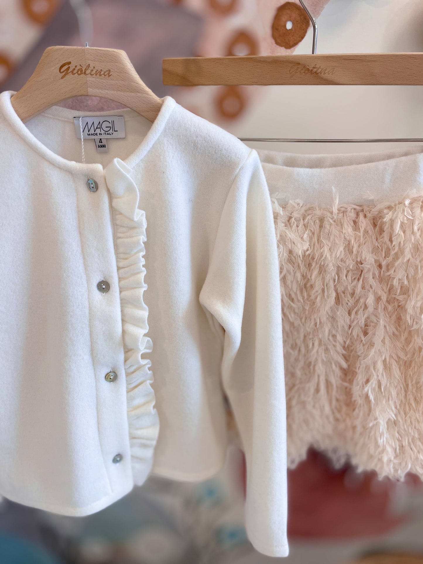 T-shirt soffioni con cardigan rouges e gonna piumette