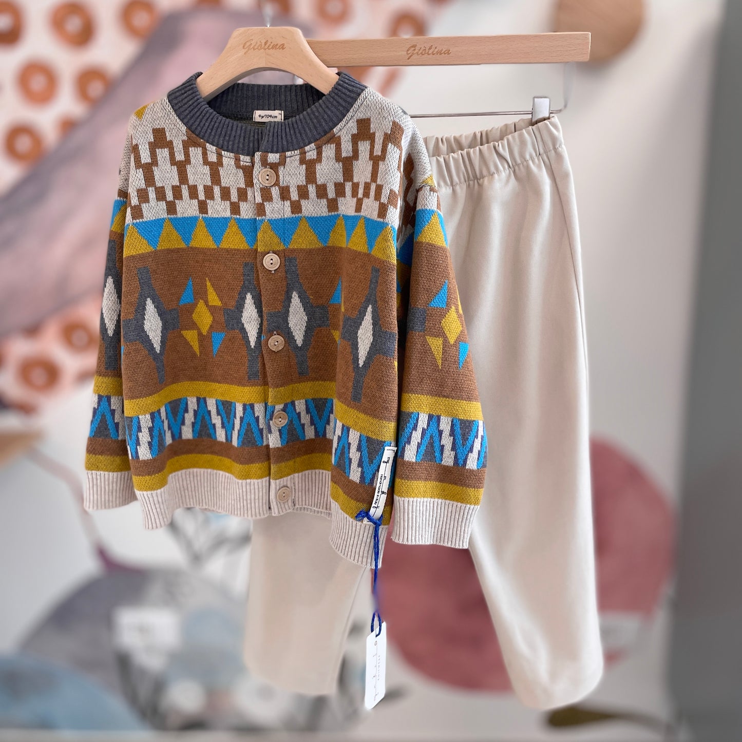 Cardigan con t-shirt rigata azzurra e pantalone beige