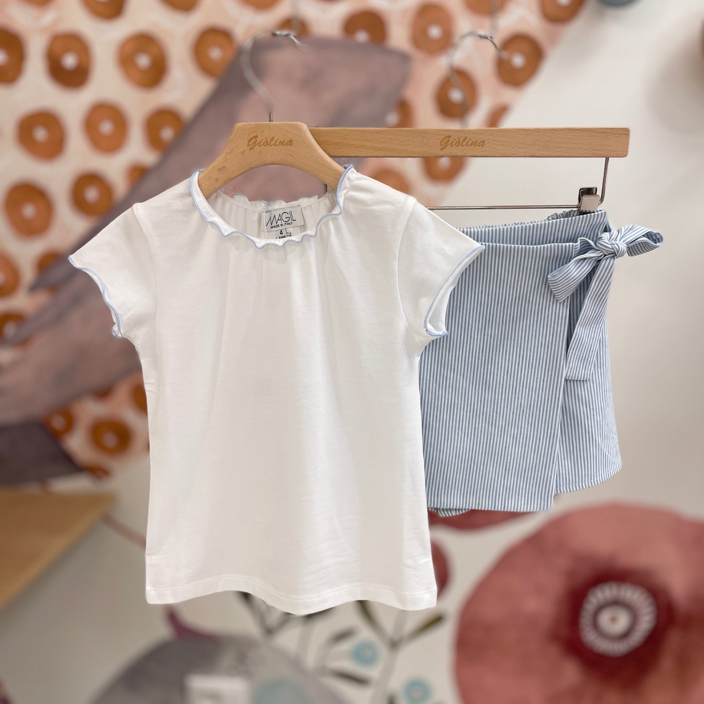 T-shirt basic con profilo azzurro e gonna rigata con fiocco