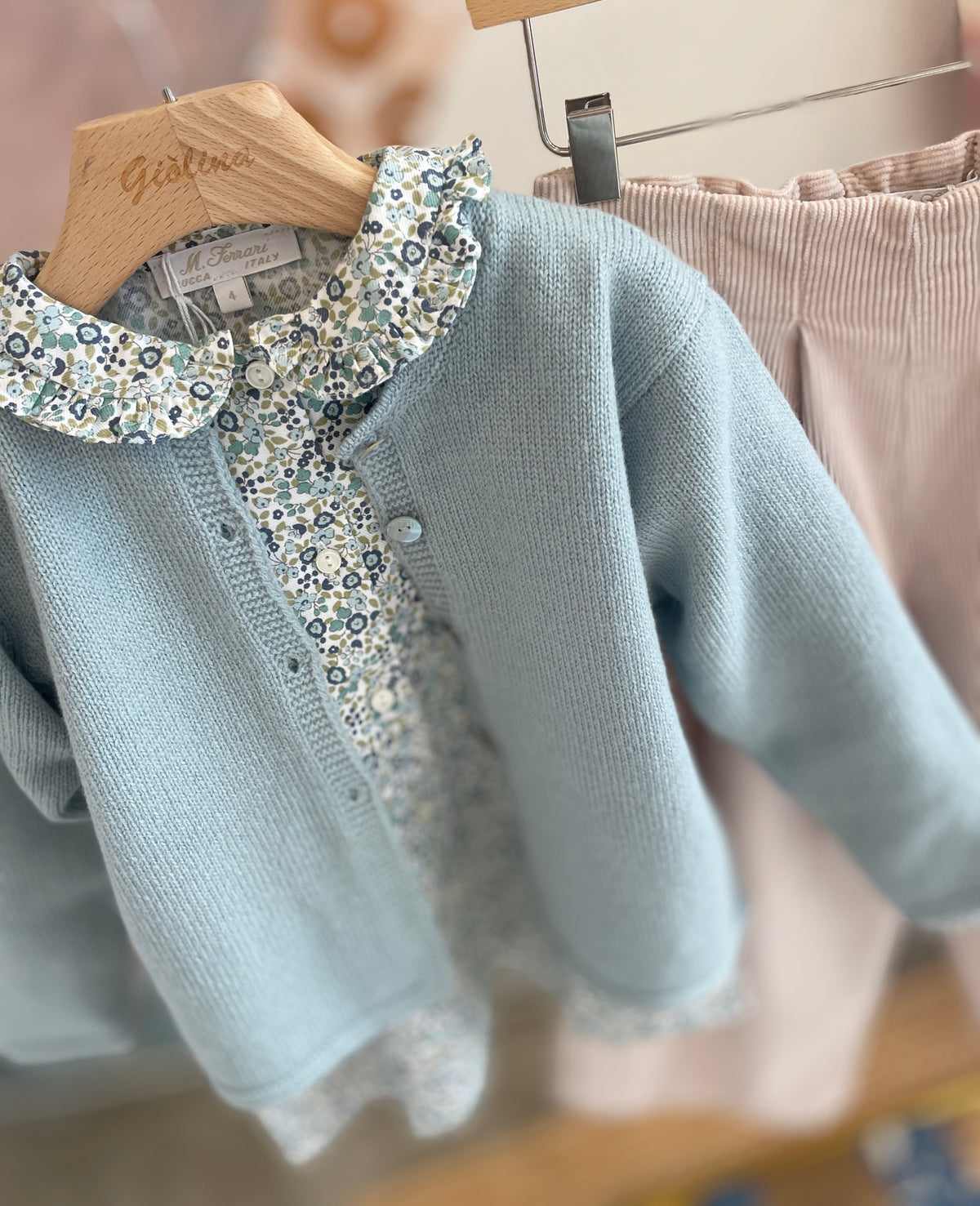 Completo giacchina latte menta  , camicia fiorata e pantalone velluto