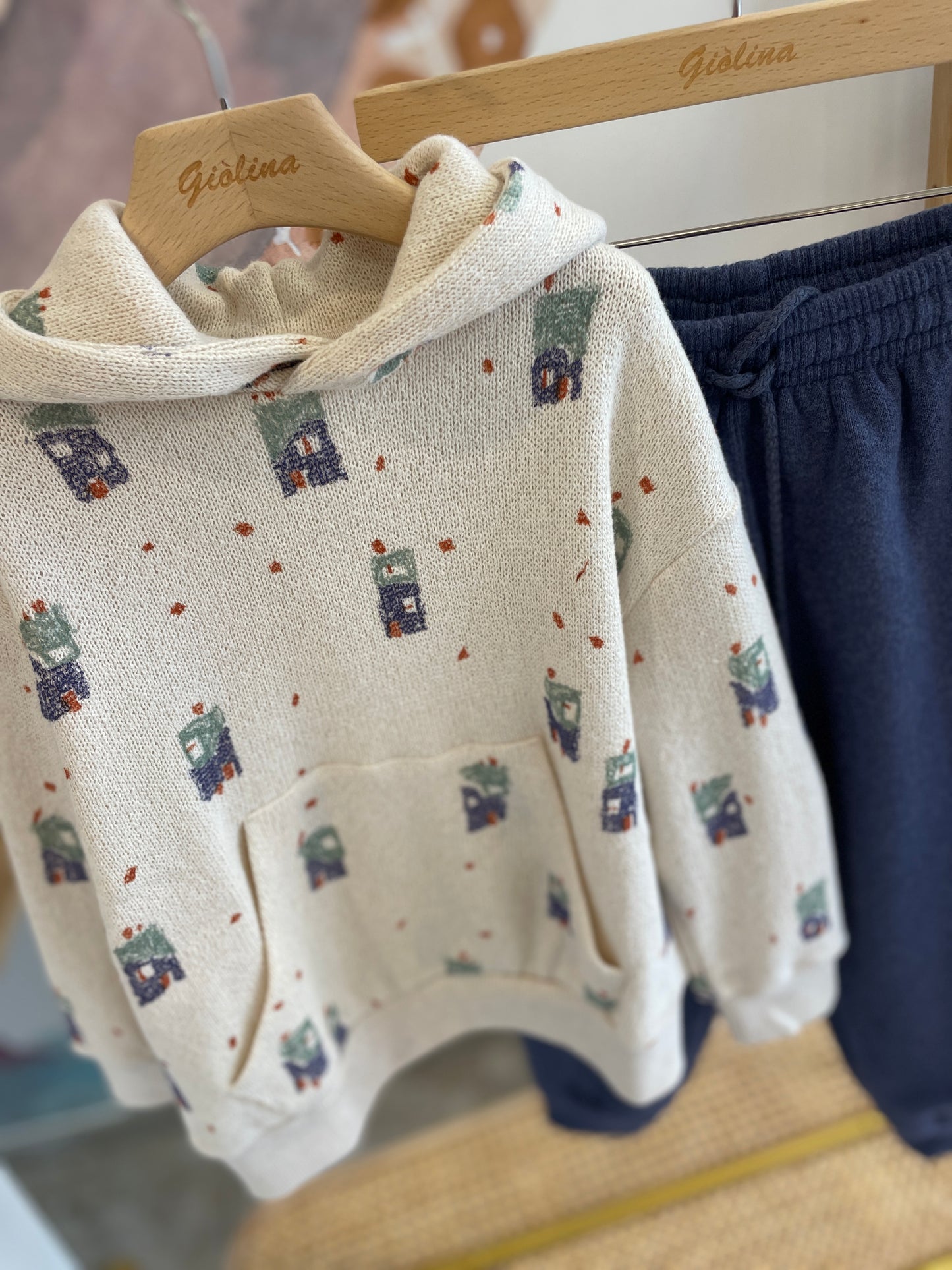 Felpina con cappuccio stampa casette e pantalone avio