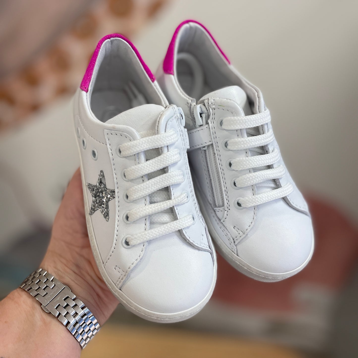 Sneaker in pelle bianca con stella glitter argento e piumoncino Fuxia