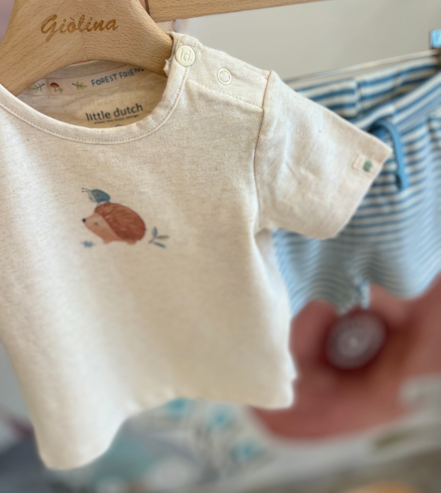 T-shirt stampa riccio con shortino a righe