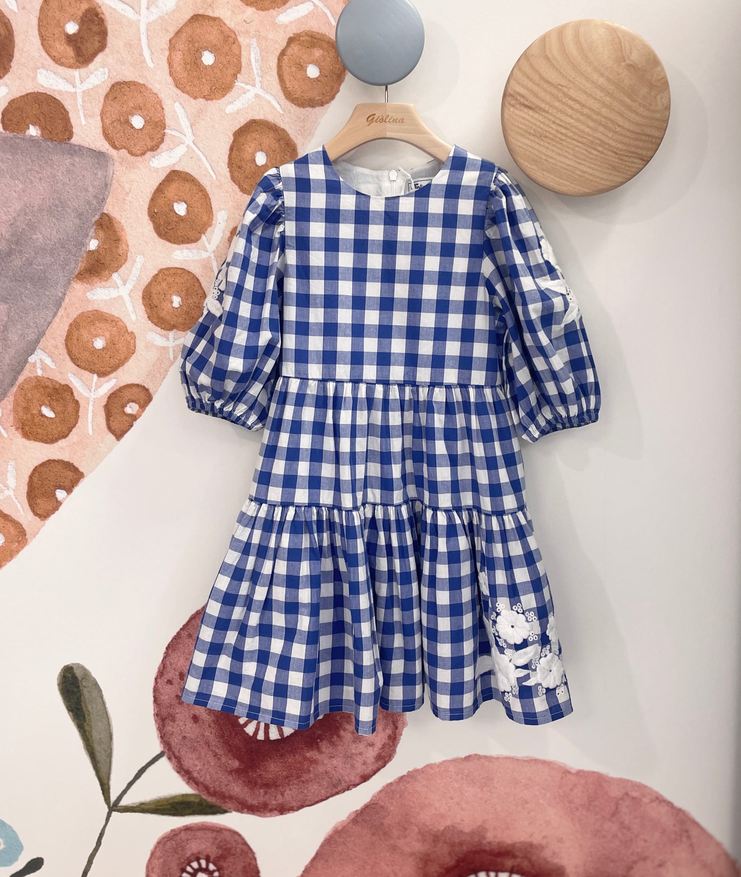 Abito in cotone Vichy bluette e bianco con manica a sbuffo e ricamo floreale bianco