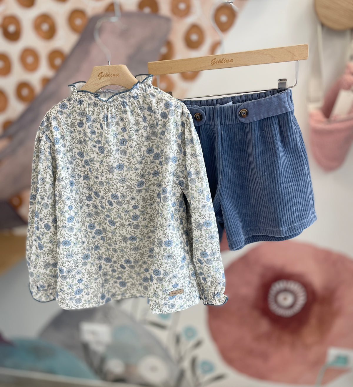 Cardigan con camicia a fiori e bermuda in velluto elasticizzato avio