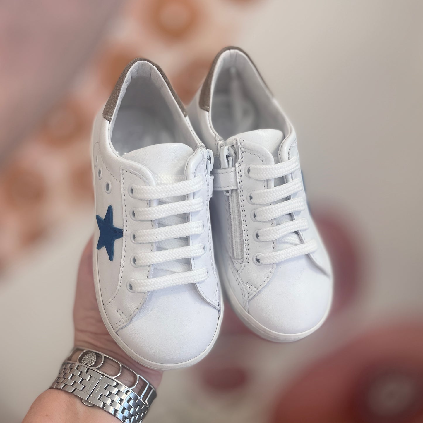 Sneakers in pelle bianca con stella petrolio e piumoncino beige