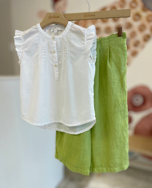 Camicia bianca smanicata con pantalone verde pistacchio