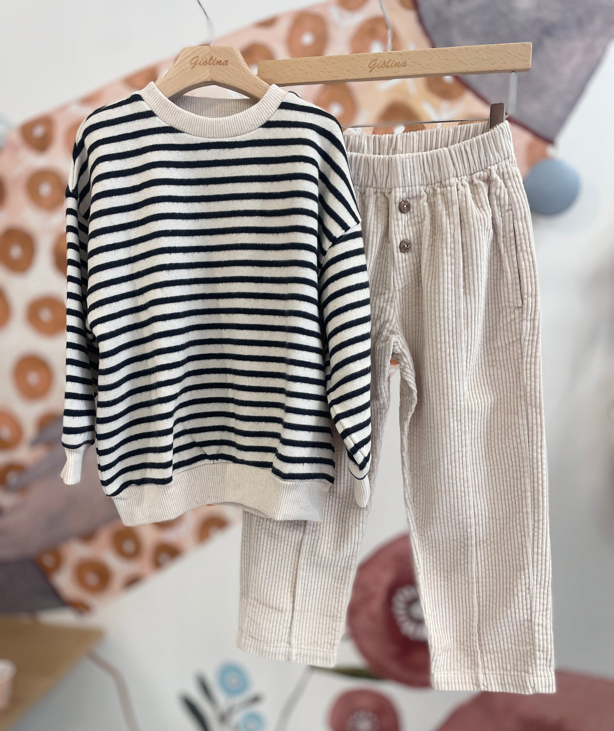 Felpa girocollo rigata e pantalone in velluto panna
