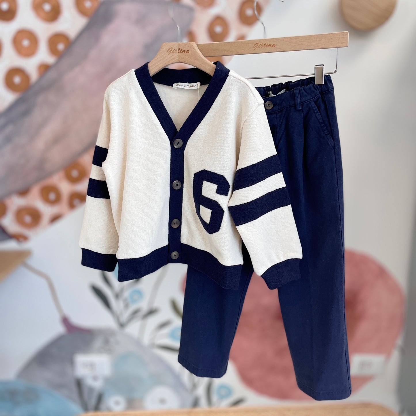 Cardigan collegiale con pantalone chino blu