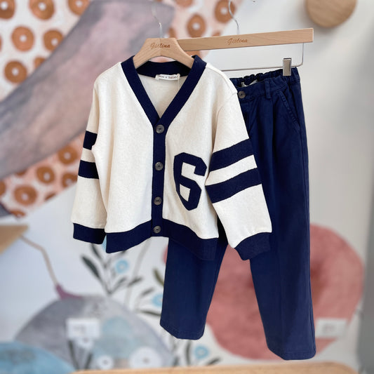 Cardigan collegiale con pantalone chino blu