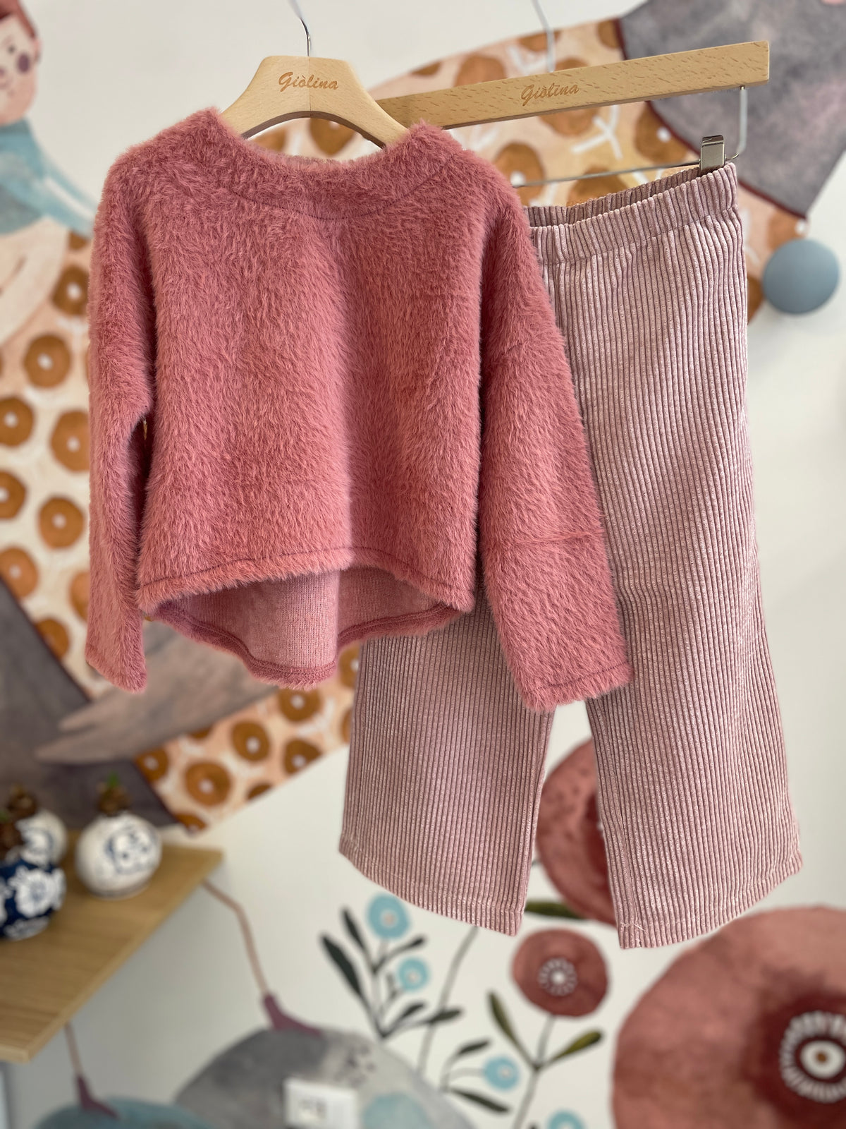 Maglia soffice con  fondo stondato , pantalone in velluto rosa e t-shirt cerbiatto