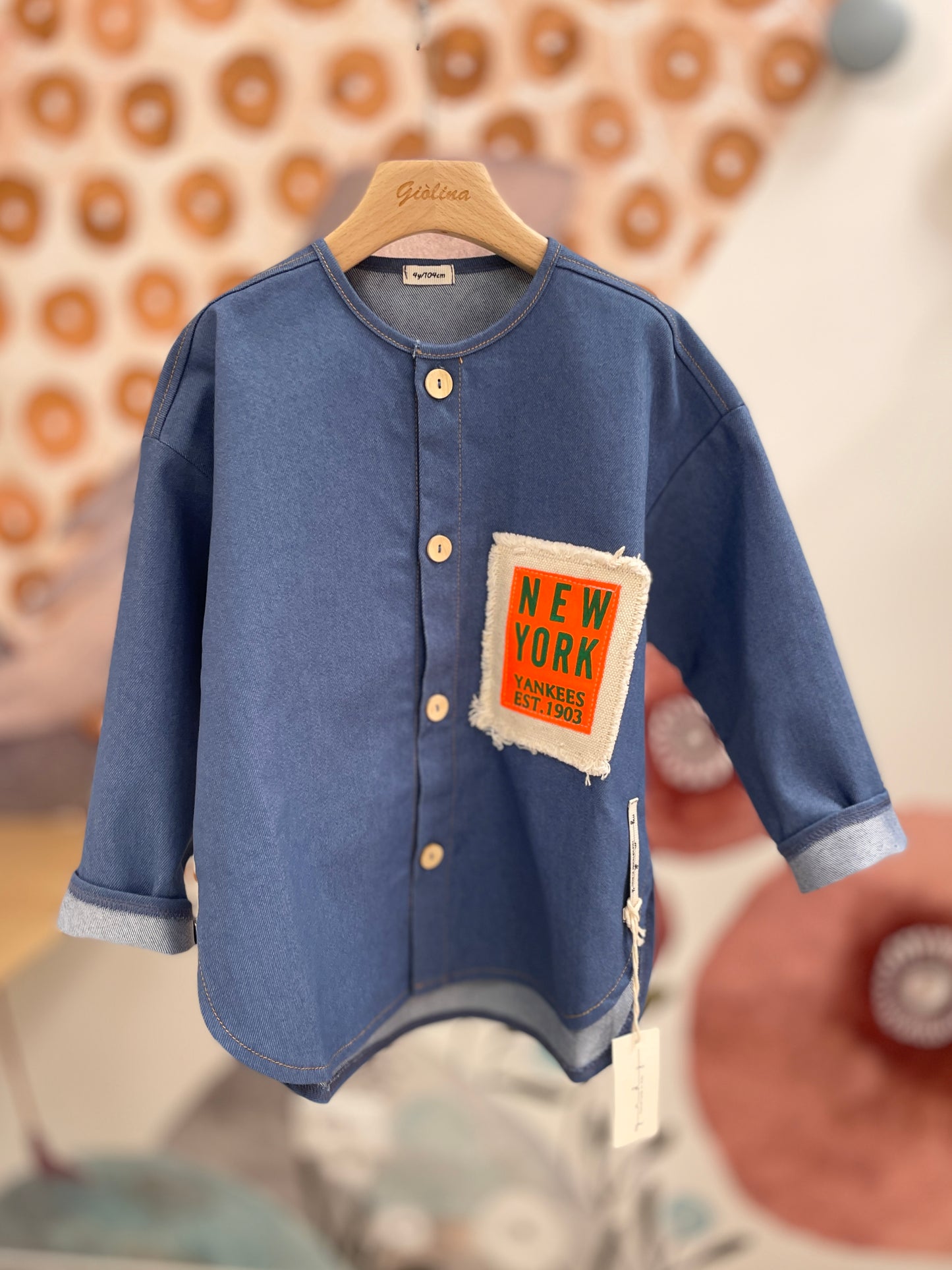 Giacca a camicia Denim con inserto fluo , T-shirt mattone e pantalone nataurale