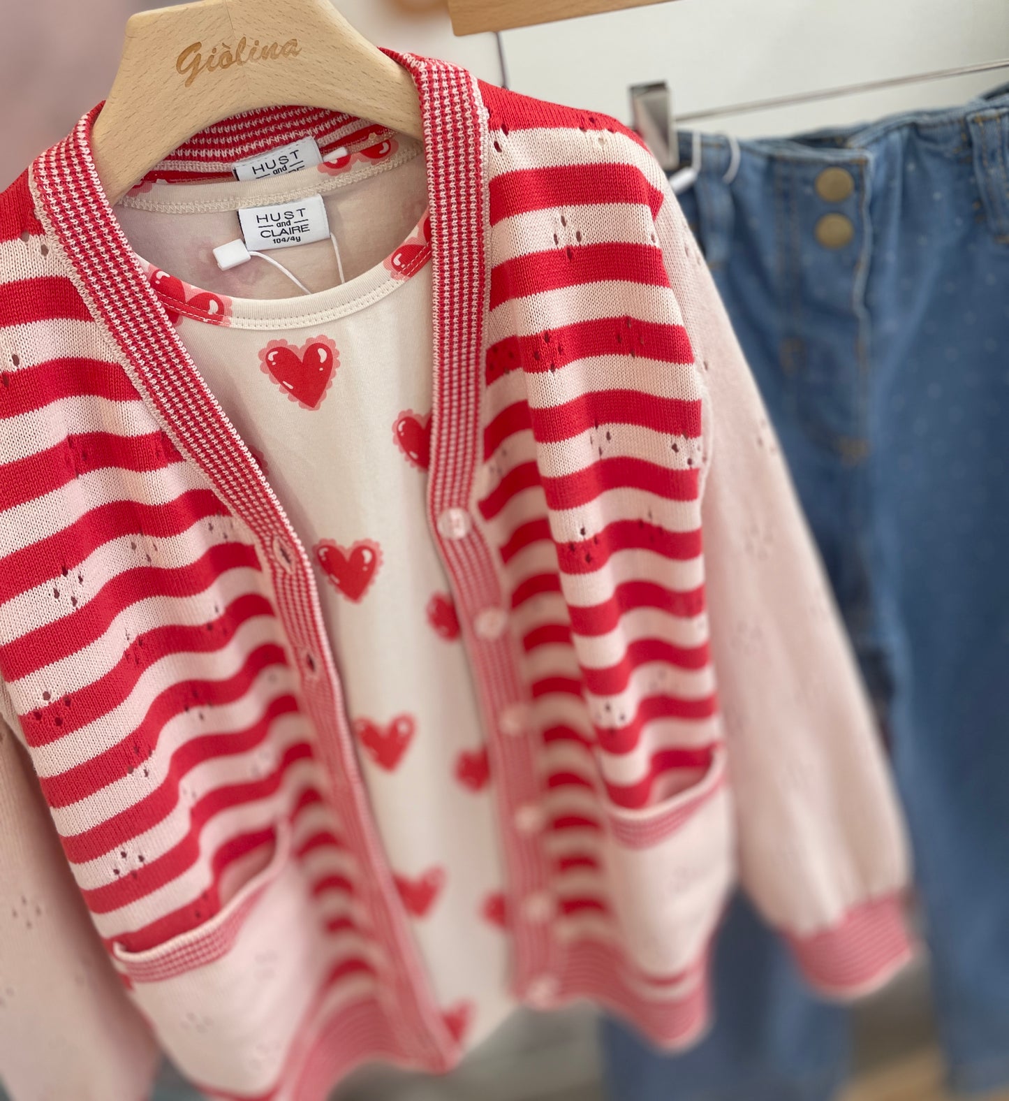 Cardigan con t-shirt stampa cuori e denim pois